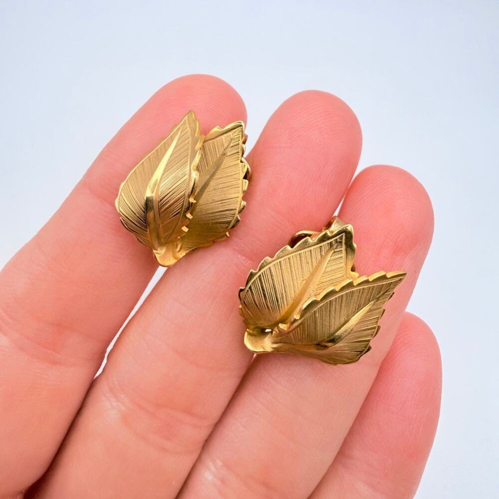 Vintage Giovanni Textured Gold Tone Double Rose Leaves Clip Earrings